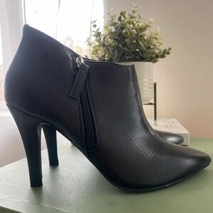 Chic Black Textured Heeled Boots